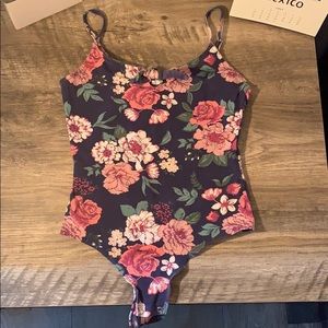 Super cute tank top floral bodysuit.